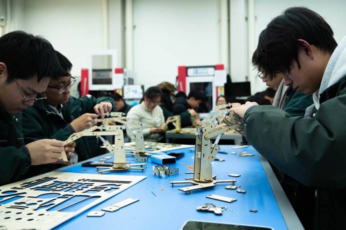 几个人在桌子前描述已自动生成