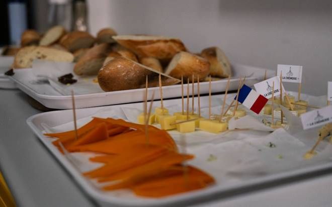 桌子上放满了不同类型的食物描述已自动生成 桌子上放满了不同类型的食物描述已自动生成