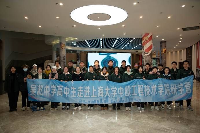 一群人站在台上低可信度描述已自动生成