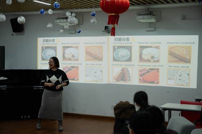 人们在看台上的人在电视前低可信度描述已自动生成